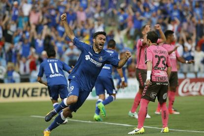 El centrocampista del Getafe Jorge Molina celebra el primer gol de su equipo obra de Alejandro Faurlin ante el Tenerife.