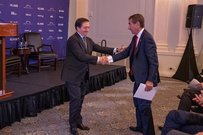 José Manuel Albares y Alan D. Solomont, presidente de la Cámara de Comercio España-Estados Unidos se saludan antes la intervención de Solomont en el foro.