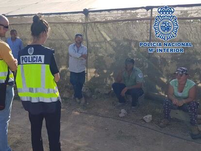 Agentes de la Policía Nacional durante la operación en la que ha sido detenido un hombre por falsos empadronamientos en la comarca granadina de Alhama.