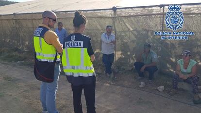 Agentes de la Policía Nacional durante la operación en la que ha sido detenido un hombre por falsos empadronamientos en la comarca granadina de Alhama.