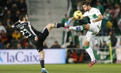 Isco pelea por un balón con Adrián.