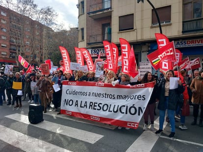 Protesta de CC OO, este martes en Logroño, para pedir la retirada de la resolución sobre residencias.