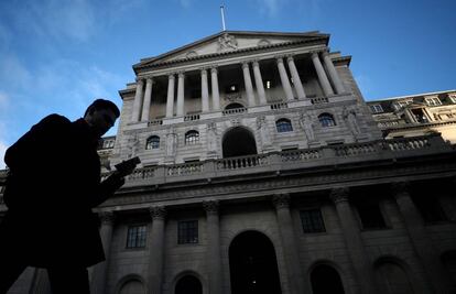 Un hombre pasa delante del Banco de Inglaterra, en la City londinense.