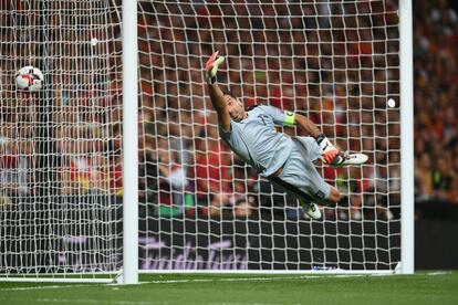 Gianluigi Buffon observa como entra el balón en su portería.