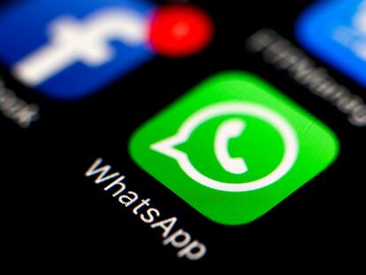 Imagen del logo de WhatsApp en un teléfono móvil.