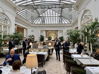 Salón central del hotel, con las mesas del restaurante Palm Court en primer plano. J.C. CAPEL