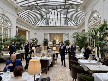 Salón central del hotel,  con las mesas del restaurante Palm Court en primer plano. J.C. CAPEL