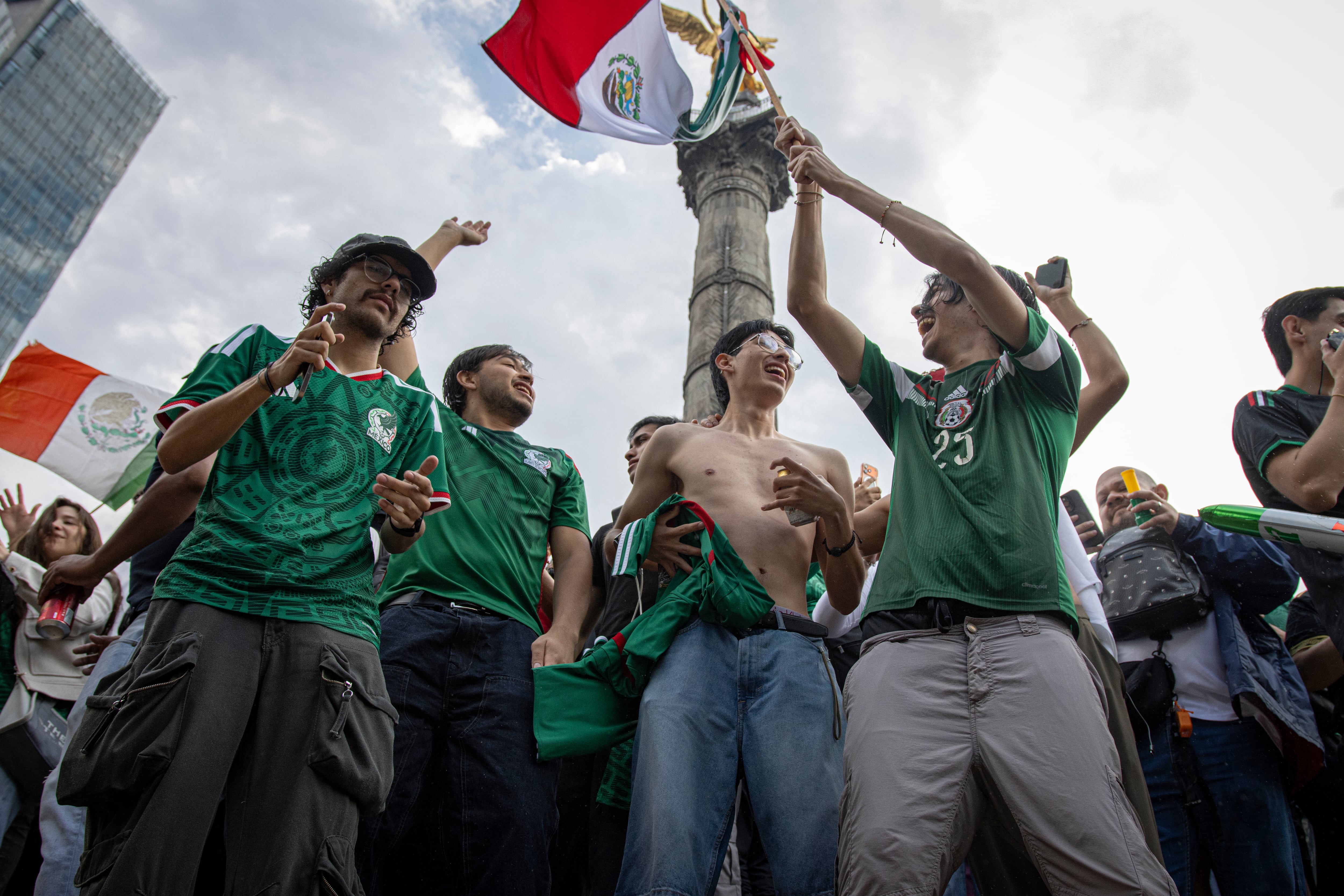 Aficionados celebran este jueves.