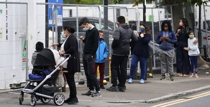 Cola de ciudadanos ante un centro de salud en Edmonton, Londres. 