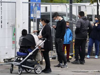 Cola de ciudadanos ante un centro de salud en Edmonton, Londres. 