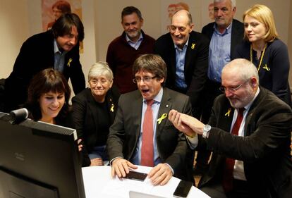 El expresidente de la Generalitat y candidato de Junts per Catalunya, Carles Puigdemont (c), sigue los resultados de las elecciones regionales catalanas, en el centro de Convenciones de Bruselas en Bélgica.