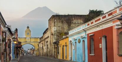 Arco de Santa Catalina, con el volcán Agua al fondo.