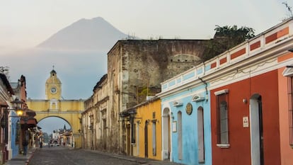 Arco de Santa Catalina, con el volcán Agua al fondo.