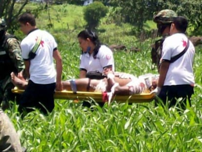 Personal de la Cruz Roja traslada a una de las víctimas en Michoacán.