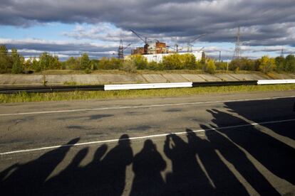 Un grupo de turistas fotografía el inacabado reactor 6 de la central de Chernóbil (Ucrania) tal y como se quedó (en obras y rodeado de grúas) una noche de abril de 1986. Casi tres décadas después del desastre nuclear, el complejo fastasma se puede visitar.