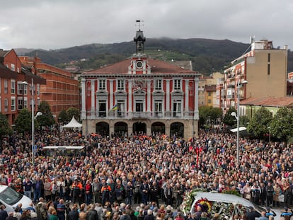 Mieres ha despedido hoy con sus calles céntricas desbordadas de público y de emoción al que fue su alcalde durante los últimos doce años, Aníbal Vázquez.