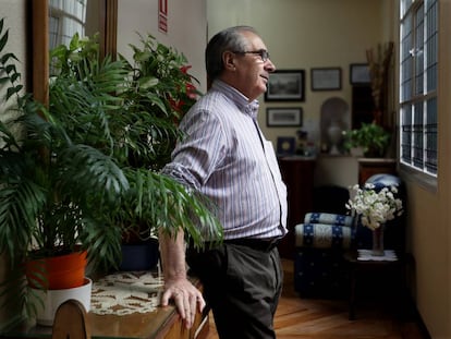 Victoriano Fernández en el pasillo del Hostal Galaico.