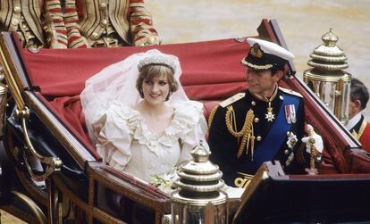 Carlos de Inglaterra y Diana de Gales se casaron en julio de 1981 y su boda sigue siendo considerada la boda real europea más cara de la historia, con un presupuesto de 53 millones de euros. En la imagen, a su salida de la catedral de San Pablo, en Londres.