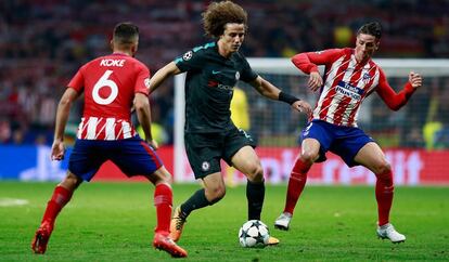 Koke y Torres, del Atlético, con David Luiz, del Chelsea, en el partido de ayer.