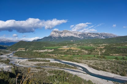 El esqueleto de este viejo castillo sirve de balcón al corazón del Pirineo aragonés, como un centinela eterno, desgastado por la erosión y la historia. Encaramado a la Peña Montañesa, vigila el tranquilo paso de las aguas del río Cinca atravesando Aínsa. Es una atalaya perfecta para contemplar el regreso de la vida rural a esta naturaleza durante mucho tiempo deshabitada.