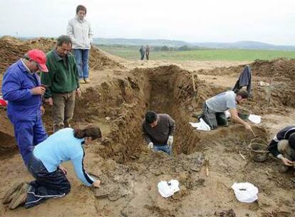 Un grupo de arqueólogos de la Universidad de Valladolid trabaja en una zona de Ciudad Rodrigo (Salamanca) donde se encontraban los cuerpos de 14 miembros de una corporación municipal fusilados en 1936.