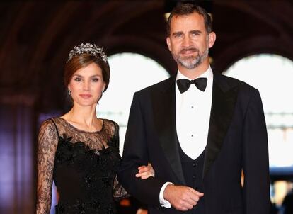 Los Príncipes de Asturias, Felipe de Borbón y Letizia Ortiz, a su llegada a la cena