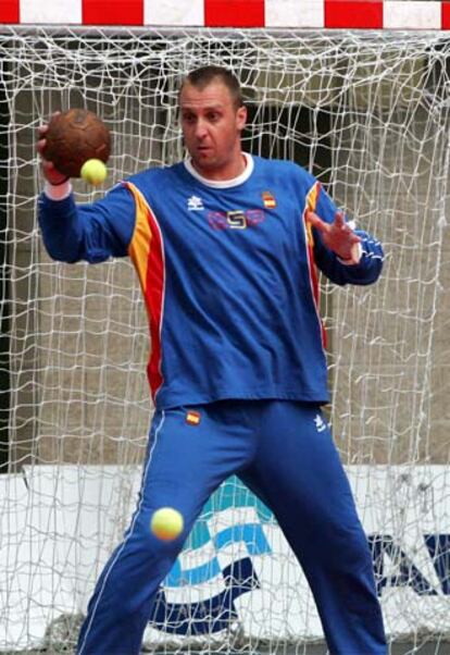 Barrufet despeja pelotas de tenis en un entrenamiento en Almería.