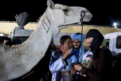 Ahmad Al-Bazz recibe la Camella Blanca como productor de la película '200 metros', ganadora del festival internacional de cine FiSahara, celebrado en el campamento de refugiados saharauis de Auserd.
