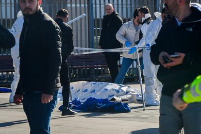 Forenses trabajan en la zona dónde los dos atacantes han sido abatidos, este martes frente al Palacio de Justicia de Estambul.