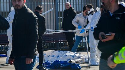 Forenses trabajan en la zona dónde los dos atacantes han sido abatidos, este martes frente al Palacio de Justicia de Estambul.