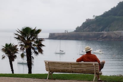 Un turista se observa la bahía de la Concha de San Sebastián.