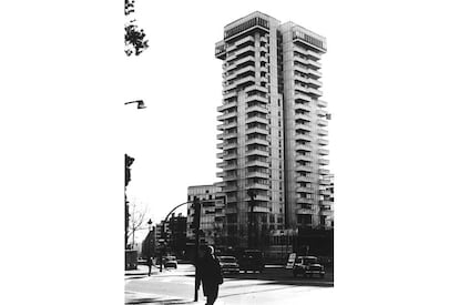 <b>Federico Correa, Alfonso Milà y José Luis Sanz.</b> Avenida Sarrià, 71. El edificio emblemático de la llamada Escuela de Barcelona, caracterizada por la austeridad y la elegancia contenida, y una de mejores obras del equipo Correa-Milà. Su fachada irregular y sus juegos de volúmenes le confieren un ritmo y elegancia que contrastan con la uniformidad anodina de otros rascacielos. Fue premio FAD (Foment de les Arts i del Diseny) de arquitectura en 1971.