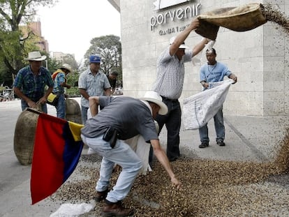 Protesta de cafeteros colombianos este martes en Medell&iacute;n.