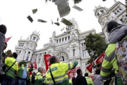 Los trabajadores de limpieza viaria y jardinería de Madrid se concentran el pasado mes de octubre frente al Ayuntamiento en protesta contra el ERE que plantean tres de las empresas concesionarias del servicio. EFE/Archivo