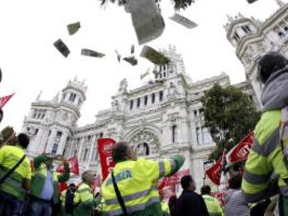 Los trabajadores de limpieza viaria y jardinería de Madrid se concentran el pasado mes de octubre frente al Ayuntamiento en protesta contra el ERE que plantean tres de las empresas concesionarias del servicio. EFE/Archivo