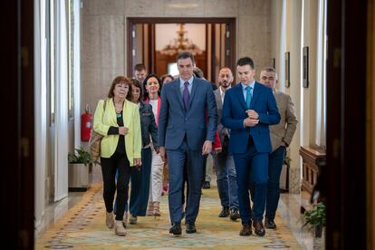 El secretario general del PSOE y presidente del Gobierno, Pedro Sánchez (en el centro de la imagen), ha presidido este miércoles la reunión interparlamentaria del Grupo Parlamentario Socialista.