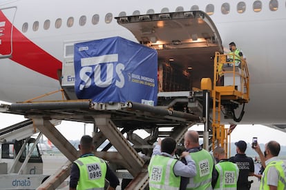 Dois milhões de doses de vacinas AstraZeneca / Oxford da Índia são descarregadas no Aeroporto Internacional de São Paulo em Guarulhos.