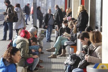 Passatgers esperant el tren, amb retards de 60 minuts.