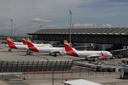 Varios aviones de Iberia aparcados en el Aeropuerto de Madrid-Barajas Adolfo Suárez en el día 46 del estado de alarma, cuando los vuelos diarios en el aeródromo han bajado a menos 100 y los pasajeros a 3.000, una caída superior al 90%.