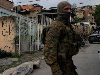 Un militar de las Fuerzas Especiales en la favela Vila Cruzeiro, en una imagen de archivo.