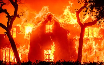 Una casa en llamas durante los incendios de Los Angeles (Estados Unidos), en una foto del pasado 8 de enero.