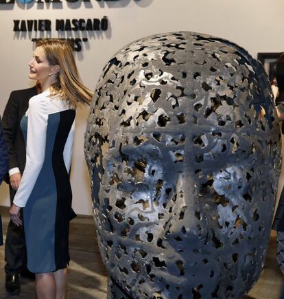 La Reina Letícia, a l'estand "Queens", de l'escultor Xavier Mascaró, al costat d'una de les seves escultures de rostres de dones forjats en ferro o amb pinzell sobre paper de diari.