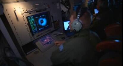 Oficiales de la Fuerza Aérea de Australia en labores de búsqueda del avión B777.