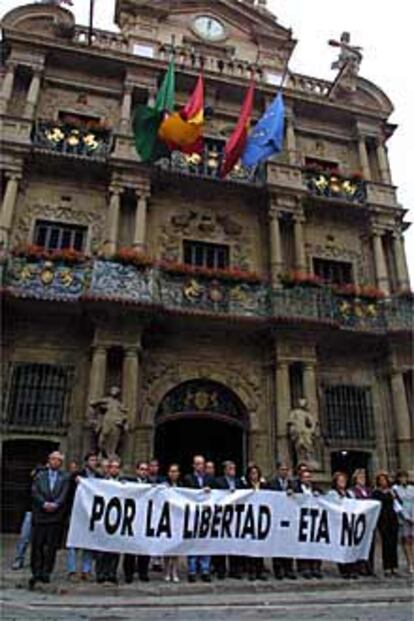 La alcaldesa y los concejales de Pamplona, ante el Ayuntamiento.