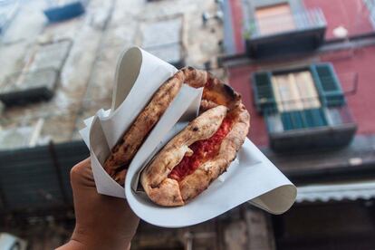 Pizza Margherita en las calles napolitanas.