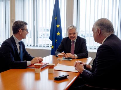 El comisario europeo de Justicia, Didier Reynders, en el centro, este miércoles en Estrasburgo (Francia) con el ministro de Justicia, Félix Bolaños, y con el vicesecretario de Acción Institucional del PP, Esteban González Pons.
