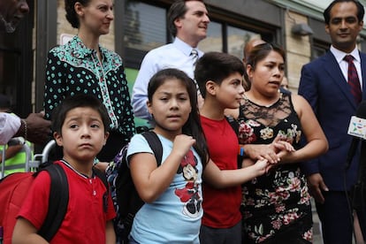 La guatemalteca Yeni Maricela Gonzalez Garcia, el pasado viernes en Nueva York, con sus tres hijos de los que fue separada en la frontera