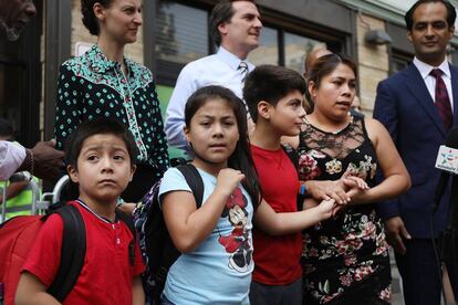 La guatemalteca Yeni Maricela Gonzalez Garcia, el pasado viernes en Nueva York, con sus tres hijos de los que fue separada en la frontera