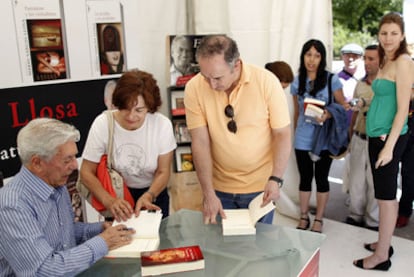 Mario Vargas Llosa, ayer en la Feria del Libro de Madrid.