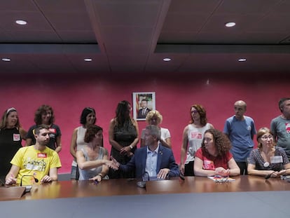 El consejero de Educación, Josep Gonzàlez-Cambray (en el centro), rodeados de los representantes de los sindicatos, este jueves.